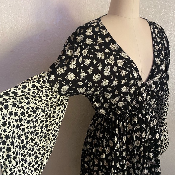 Blue Pepper Bishop Sleeve Floral Black & White Mini Flowy Dress - Picture 4 of 8